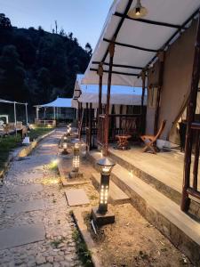 eine Lichterreihe auf einer Terrasse mit einem Gebäude in der Unterkunft Nature Camp in Nainital