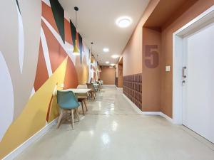 een gang van een cafetaria met tafels en stoelen bij Lemon Hostel in Altea +4 foto's