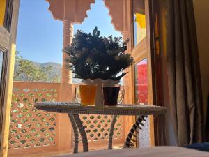 een tafel met twee glazen bier op een balkon bij Hotel Santosh Heritage in Pushkar
