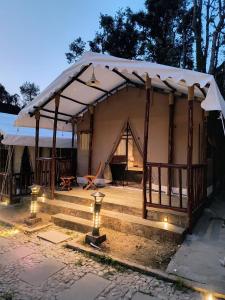 ein großes Zelt mit Lichtern davor in der Unterkunft Nature Camp in Nainital