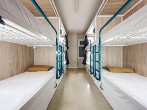 Giường trong phòng chung tại Lemon Hostel