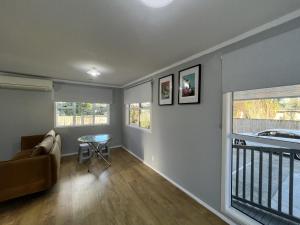 uma sala de estar com um sofá e uma mesa em The Sweet Pea- Room 4 em Hamilton mais 12 fotografias