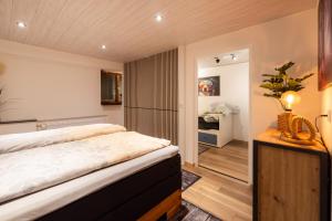 een slaapkamer met een groot bed in een kamer bij Ferienwohnung Hans - Hohenpeißenberg mit Gartenblick in Hohenpeißenberg
