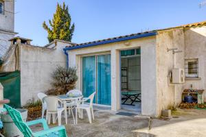 eine Terrasse mit Tisch und Stühlen vor einem Haus in der Unterkunft Maisonnette Lattes in Lattes