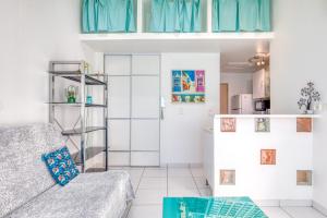 ein Wohnzimmer mit Sofa und eine Küche in der Unterkunft Maisonnette Lattes in Lattes + 15 Fotos