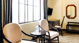 Una habitación con sillas y una mesa y un piano. en Perkasa Hotel Keningau, en Baginda