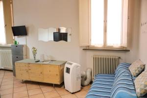 una camera da letto con un letto con un termosifone e una tv di porta merlonia house grazioso monolocale a Forlì