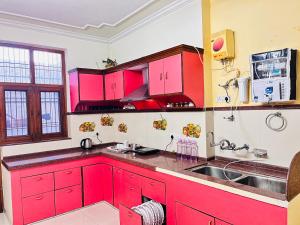 Nhà bếp/bếp nhỏ tại Villa Rang E Gulabi