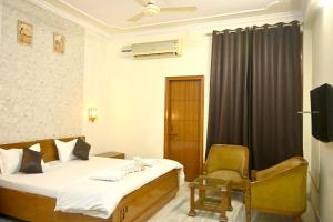 Giường trong phòng chung tại Villa Rang E Gulabi