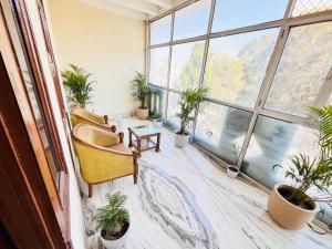 Khu vực ghế ngồi tại Villa Rang E Gulabi