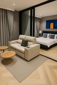 Et opholdsområde på Apartment at the brand new Title Legendary by Lofty