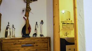 baño con lavabo y tocador con espejo en Chalet alpin authentique au cœur du Valais, Hérémence, en Saint-Martin