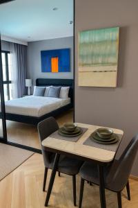 En eller flere senge i et værelse på Apartment at the brand new Title Legendary by Lofty + 15 billeder