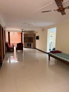 un ampio soggiorno con divano e un soggiorno di Happy cheerful homes a Mysore