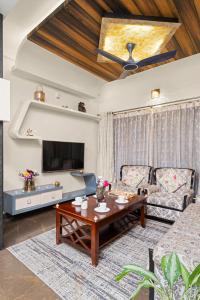 ein Wohnzimmer mit Sofa und Tisch in der Unterkunft Twilight Terrace 3BHK Spacez Villa with Private Theatre in Bangalore