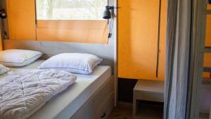 代讷坎普Papillon Country Resort的一张位于带窗户的房间的床 更多51张照片