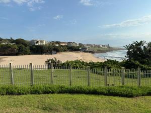 Blick auf den Strand von einem Zaun in der Unterkunft 37 Laguna La Crete in Margate