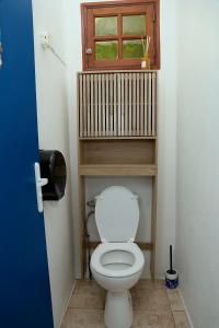 een badkamer met een wit toilet in een kamer bij Vi la dous Kreyol in Sainte-Rose +10 foto's