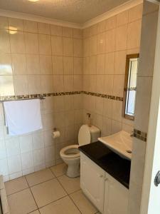 ein Badezimmer mit Toilette und Waschbecken in der Unterkunft 37 Laguna La Crete in Margate