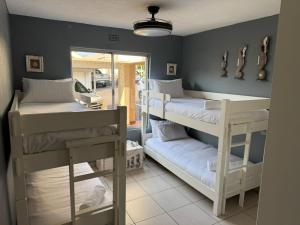 ein Zimmer mit zwei Etagenbetten und einem Spiegel in der Unterkunft 37 Laguna La Crete in Margate