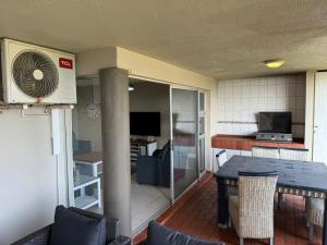 eine Küche und ein Esszimmer mit einem Tisch und einem Ventilator in der Unterkunft 37 Laguna La Crete in Margate