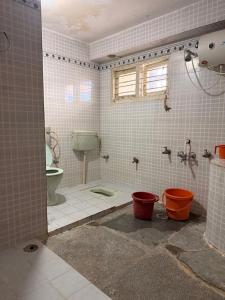 bagno ristrutturato con servizi igienici e lavandino di Happy cheerful homes a Mysore