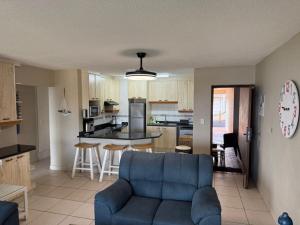 ein Wohnzimmer mit Sofa und eine Küche in der Unterkunft 37 Laguna La Crete in Margate