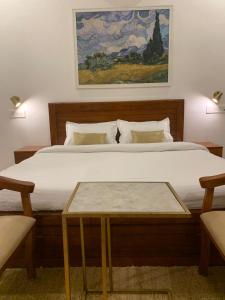 NārāyanpurThe Cub Sariska的一间卧室配有一张大床和一张桌子