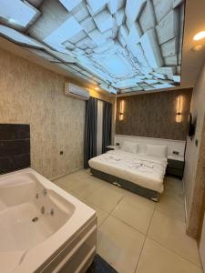 - une chambre avec un lit, une baignoire et un lit dans l'établissement Royal Fsm Suites, à Istanbul