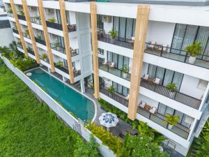 an overhead view of an apartment building with a swimming pool at Sunny Aparts 1 by Betterplace in Canggu