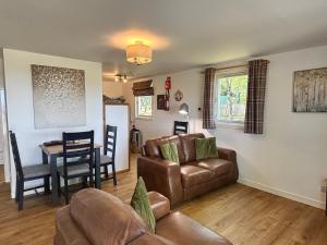 Et opholdsområde på Bracken Lodge 15 with Hot Tub