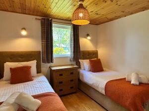 En eller flere senge i et værelse på Bracken Lodge 15 with Hot Tub