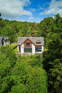 een luchtzicht op een huis omgeven door bomen bij Glenardle Lodge in Bridge of Cally