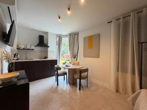 Et tv og/eller underholdning på Apartamentos Máximo Parking gratis