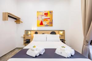 een slaapkamer met een bed met handdoeken erop bij Sant'Angelo Station in Napels