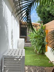 un patio con panca, tavolo e alcune piante di Bungalow Oana a Grande Saline