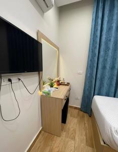 una camera con un letto e una televisione a parete di rizkyan pyramids view INN a Il Cairo