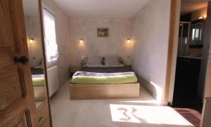 een slaapkamer met een bed in een kleine kamer bij La maison de madeleine in Livron