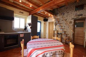 een keuken met een tafel en een bed. bij La maison de madeleine in Livron