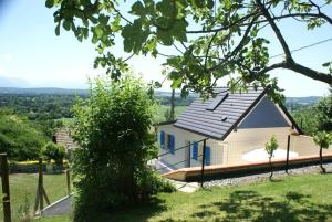 een wit huis met blauwe ramen in een veld bij La maison de madeleine in Livron +16 foto's