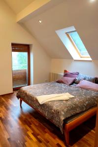 een slaapkamer met een groot bed en een dakraam bij Lucky 55 in Praag