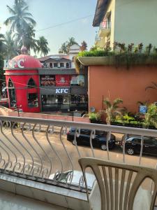 uma rua com carros estacionados em frente a um prédio em Hil min apartment Calangute em Calangute