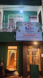 um prédio com uma placa na lateral em Hil min apartment Calangute em Calangute