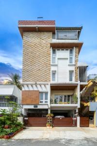 ein großes Backsteingebäude mit einem Balkon in der Unterkunft Twilight Terrace 3BHK Spacez Villa with Private Theatre in Bangalore