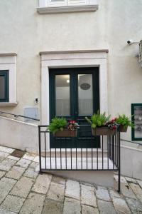 una casa con due fioriere su un balcone di Piazza Duomo Guest House ad Ariano Irpino Altre 28 foto