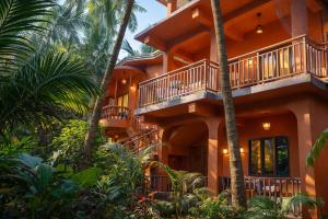 um prédio com palmeiras na frente em Wonderland Mandrem em Mandrem