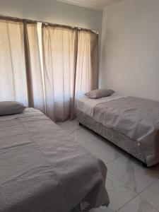 En eller flere senge i et værelse på Crestway