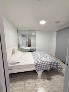 En eller flere senge i et værelse på Park Villa in Mulgrave + 3 billeder