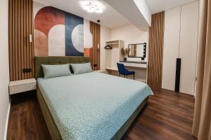 En eller flere senge i et værelse på By The Pool Apartments #7