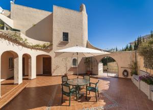 En terrasse eller udendørsområde på Villa Palmanova by Priority Villas